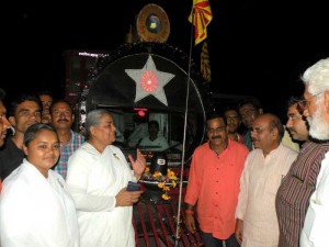 B.K. Shailja explain the Train Exhibition to Former MLA Umesh Shukla
